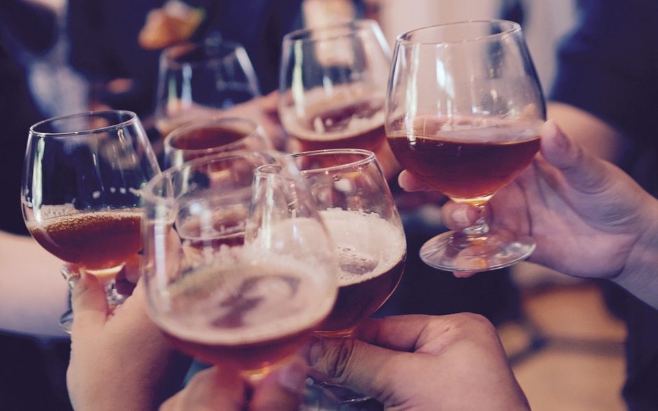 Gente brindando con copas de vino