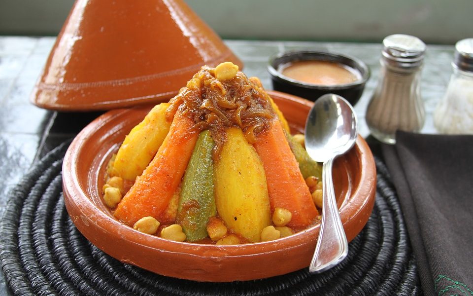 Plato de garbanzos con patata y zanahoria con salsa