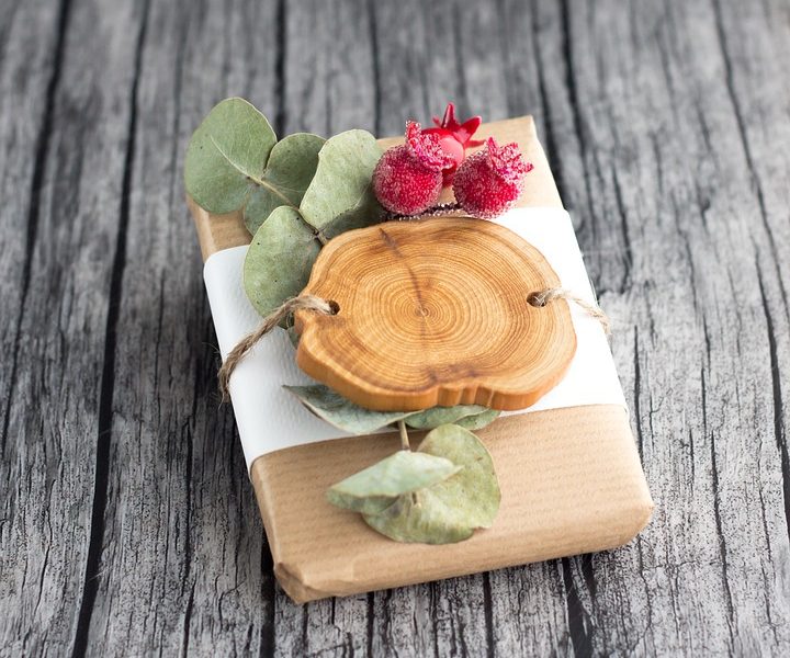 Sobre de decoración con rama y fruta de decoración