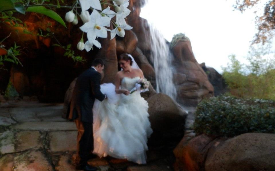 Pareja en boda en el jardín de can montcad