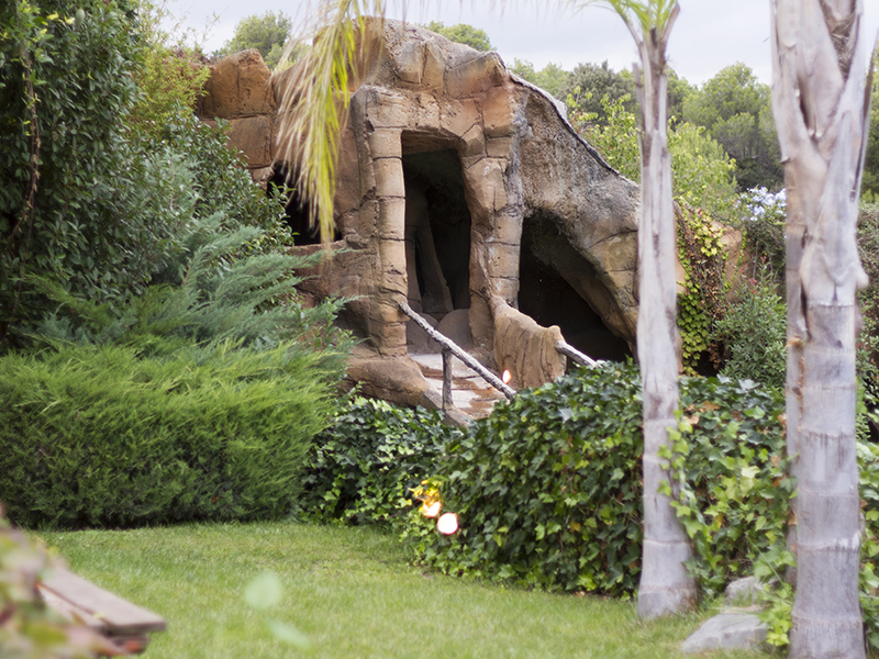 Plano desde el exterior de la cueva del jardín de can motcad