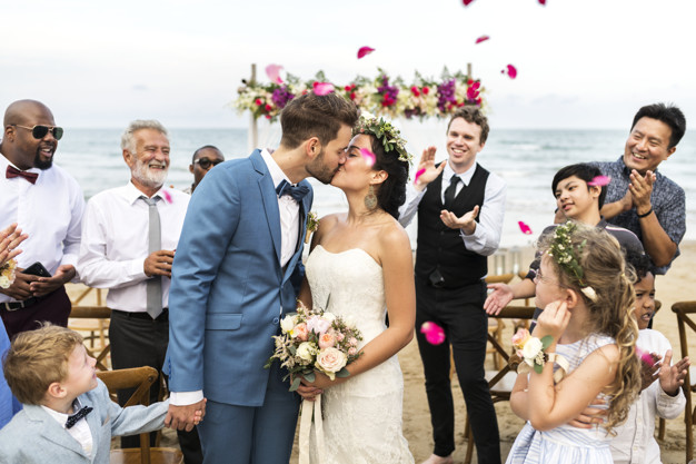 Pareja besándose en la boda hecha en la playa