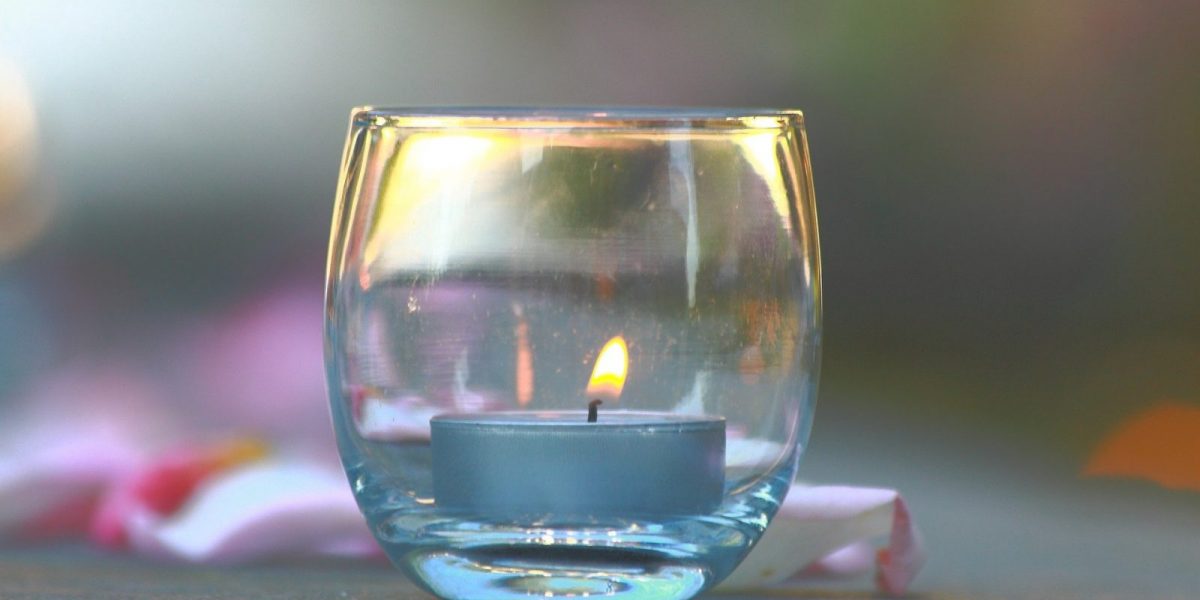 Plano de vela dentro de vaso