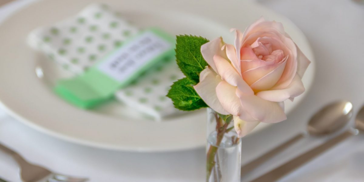 Decoración de mesa con flor dentro de florero