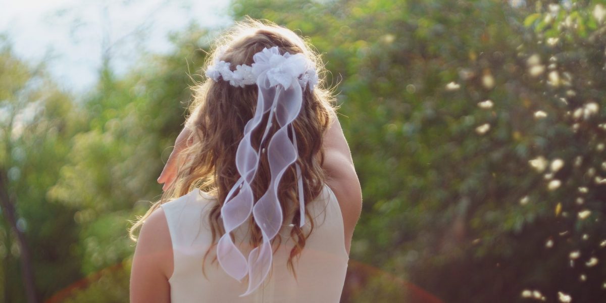 Plano desde atrás de esposa