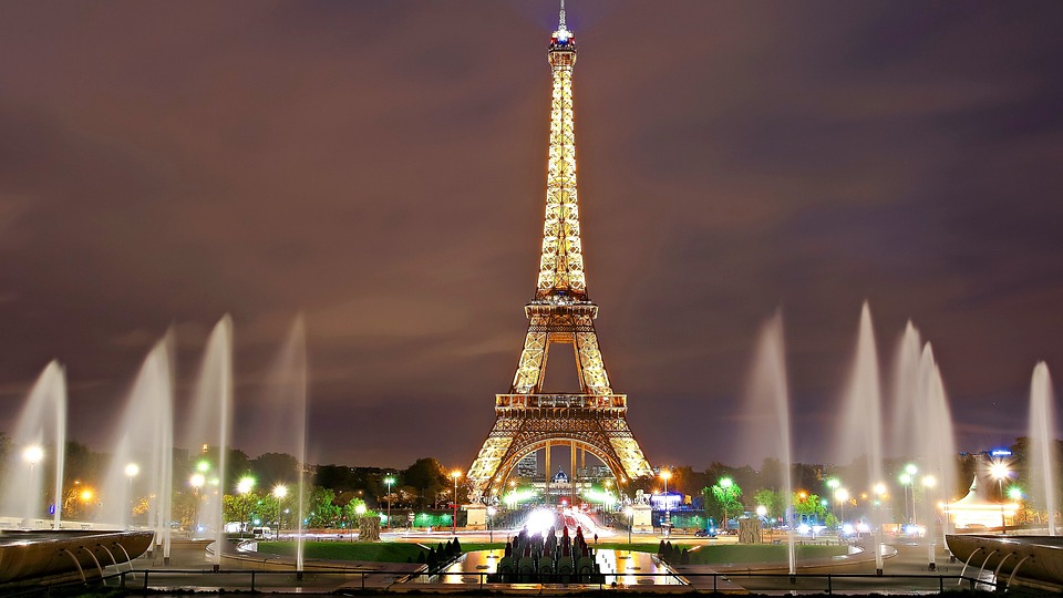 Toma de la torre Eiffel en la noche