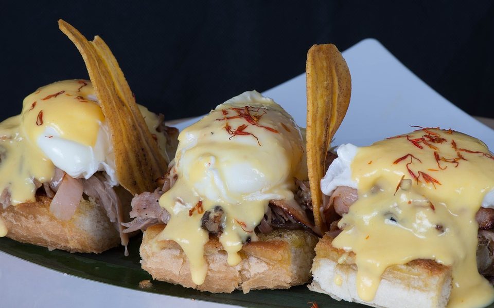 Plato de Hojaldre con carne y salsa