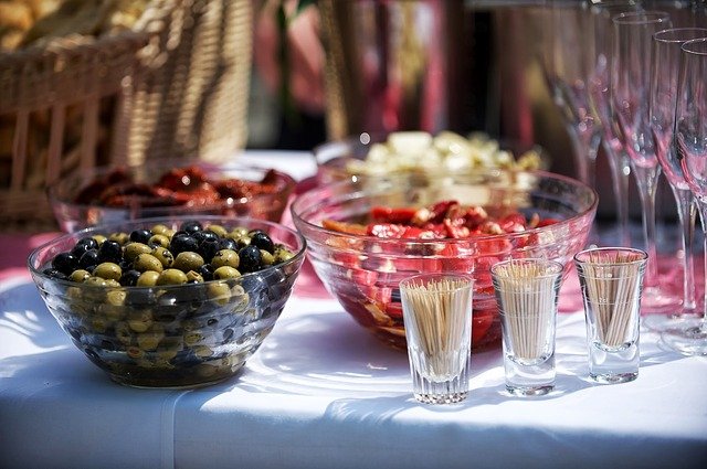 Mesa de boda con aceitunas y copas