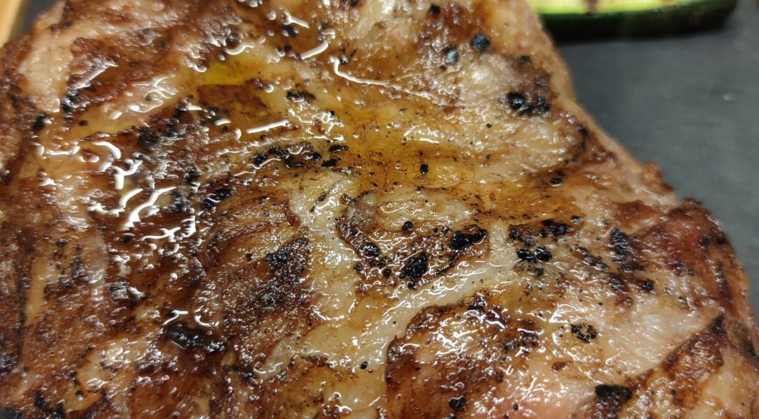 Plato de carne con patatas y pimientos