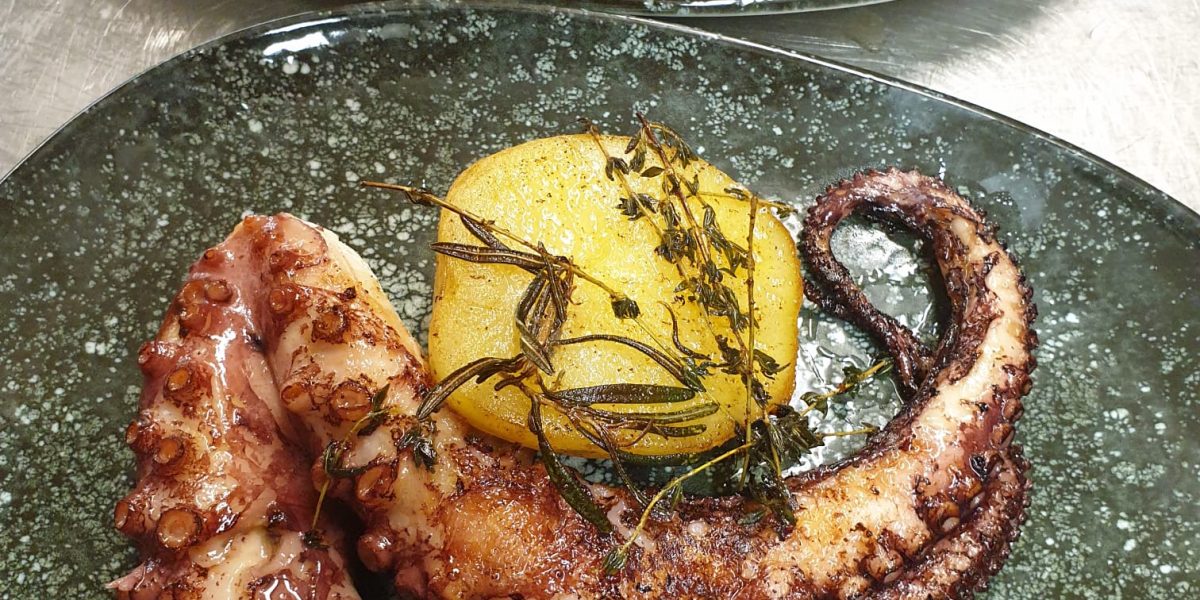 Pulpo brasa menú al aire libre invierno restaurante boda