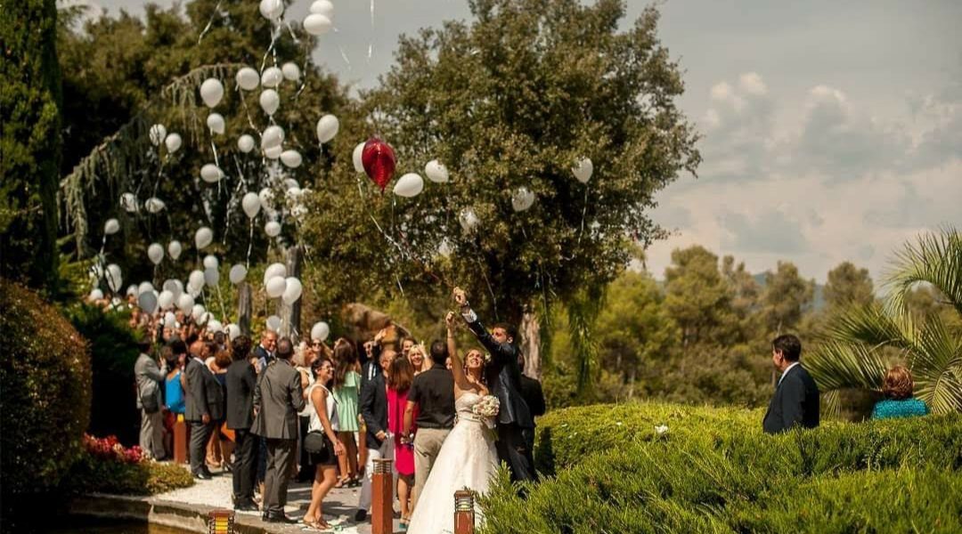 Celebración de boda tirando globos blancos