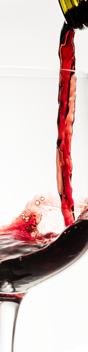 Llenando copa de vino