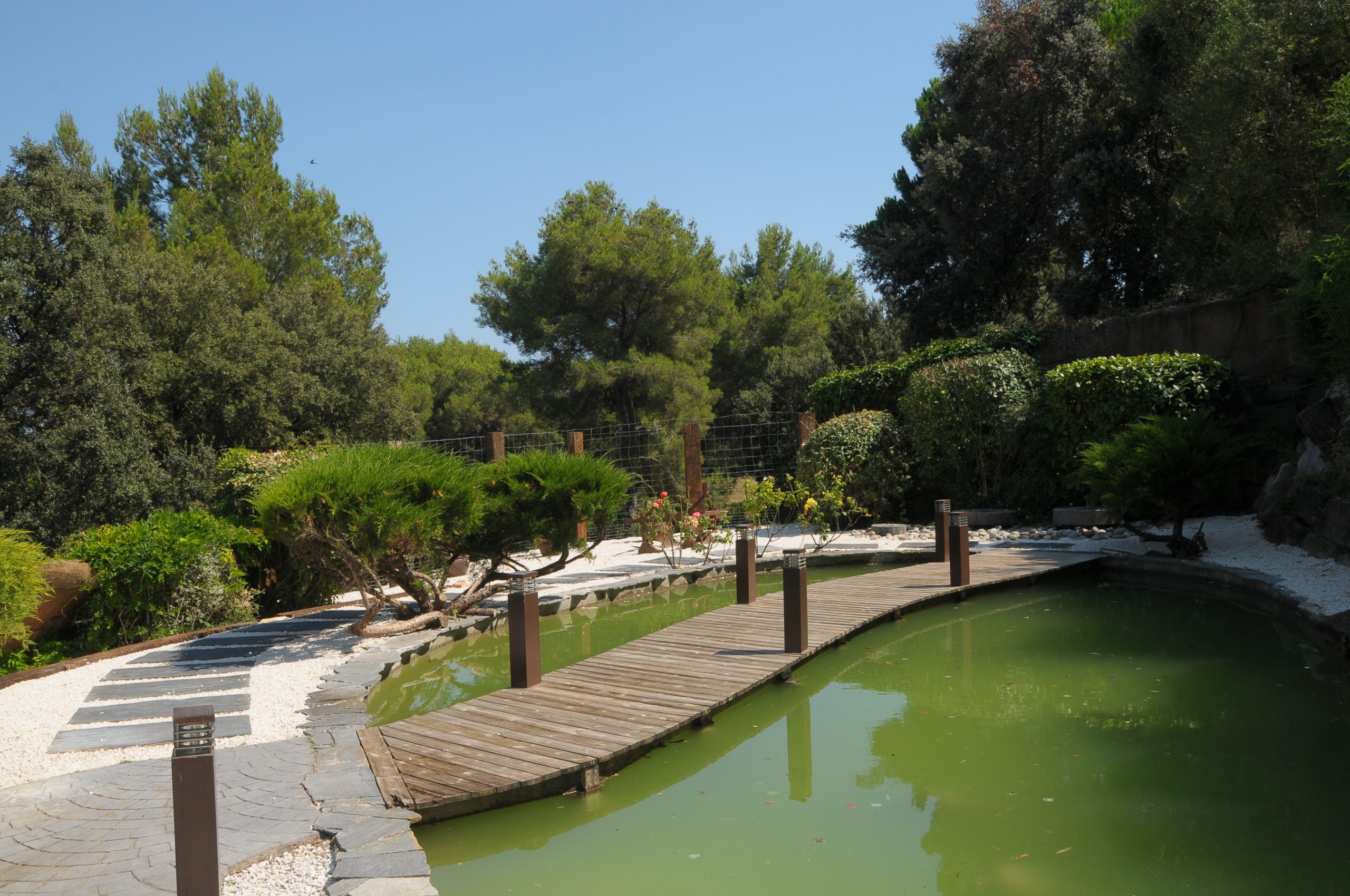 Puente sobre agua del exterior de can montcad