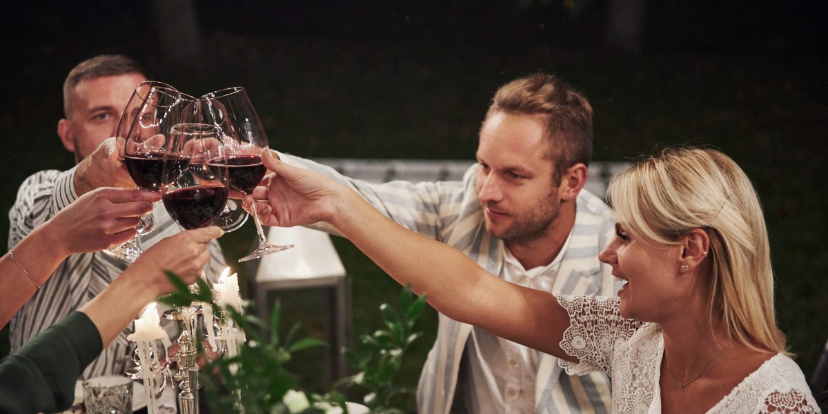 5 personas brindando con copas con vino