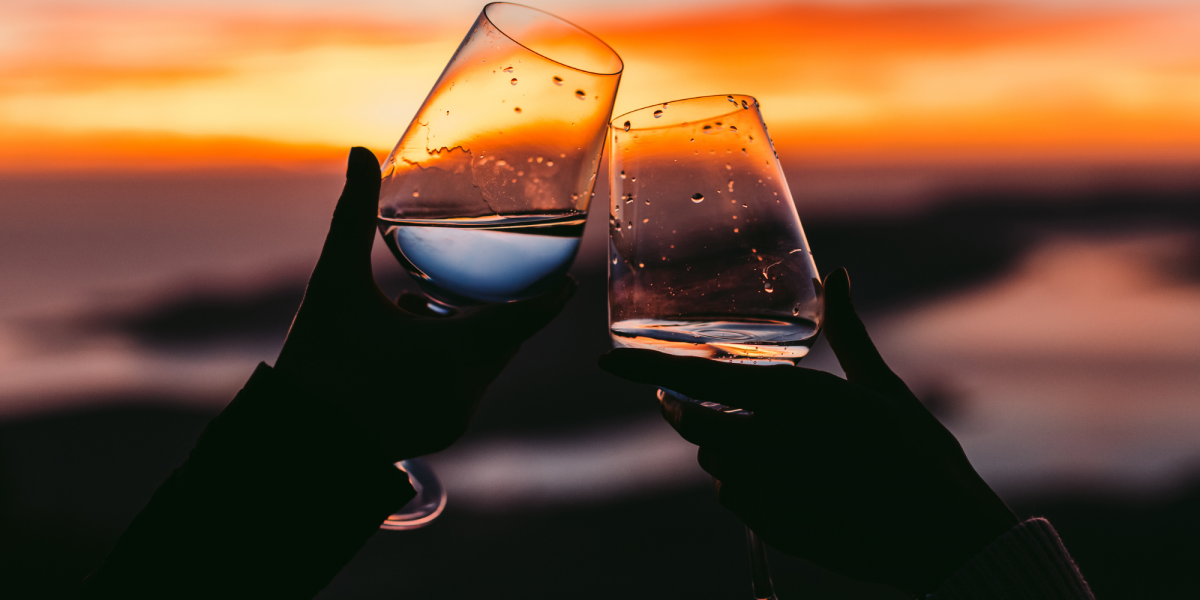 2 personas brindando con copa