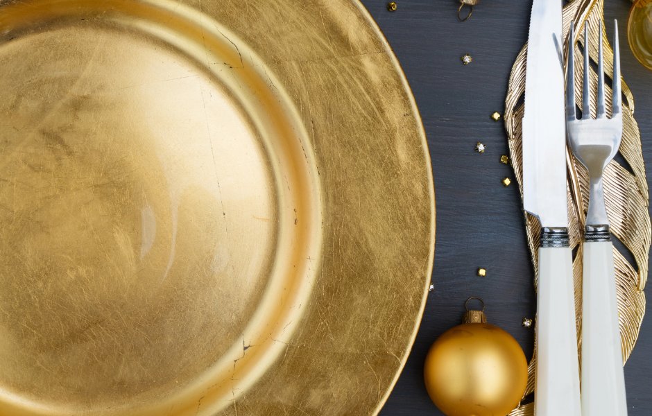 Cubiertos y plato con fondo navideño