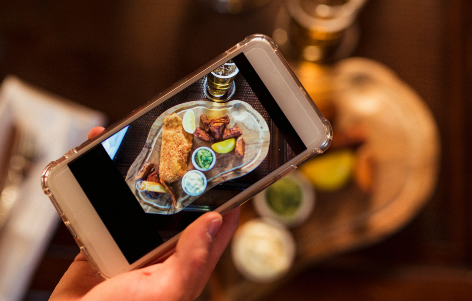 Plato de comida enfocado en móvil