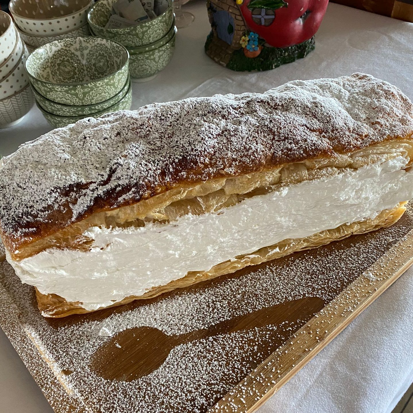Hojaldre con nata y azúcar por encima