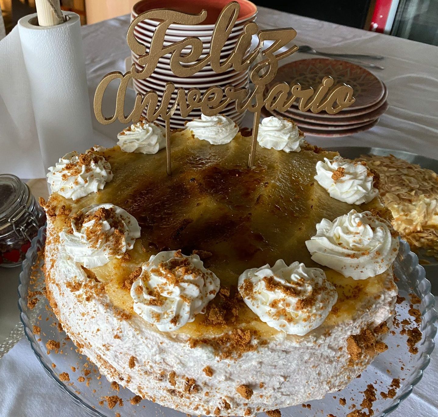 Tarta de nata con una capa de caramelo por encima