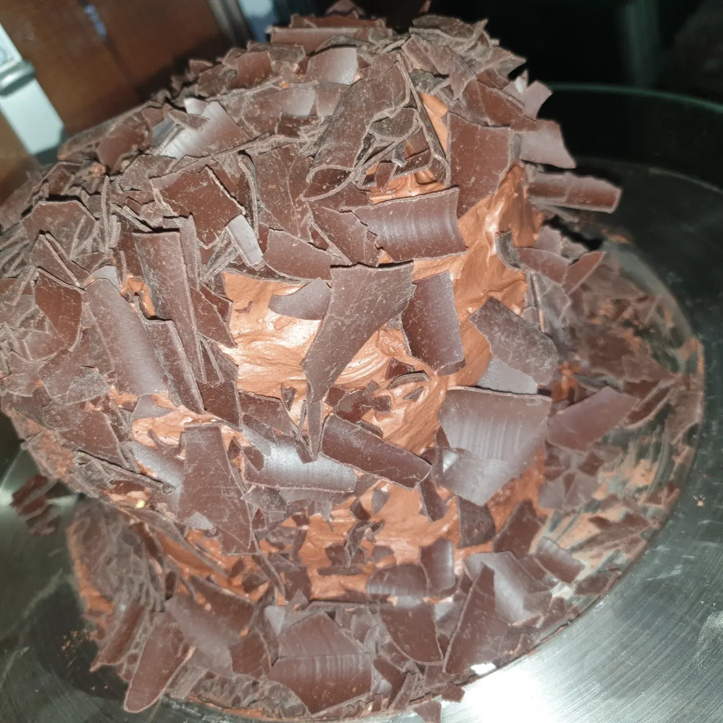 Pastel de chocolate recubierto de trozos de chocolate