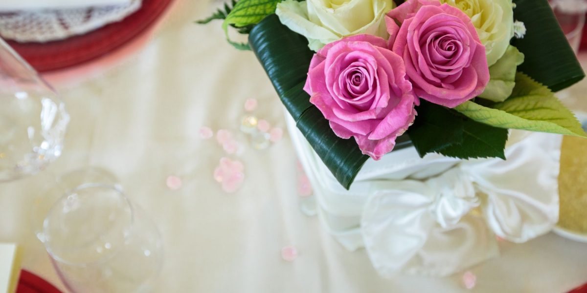Mesa preparada para celebrar una comunión en el restaurante