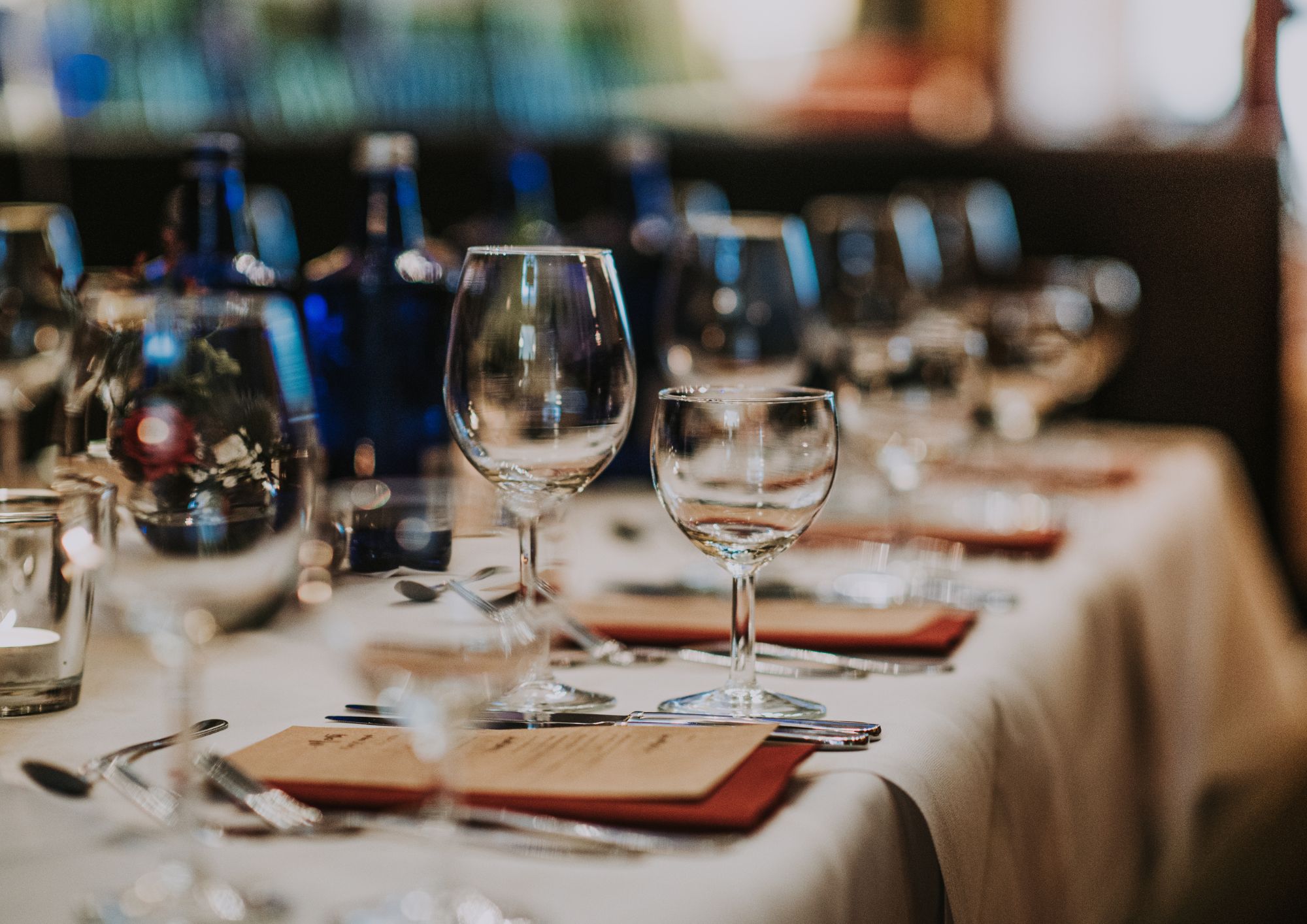 Mesa recién preparada para celebrar una boda
