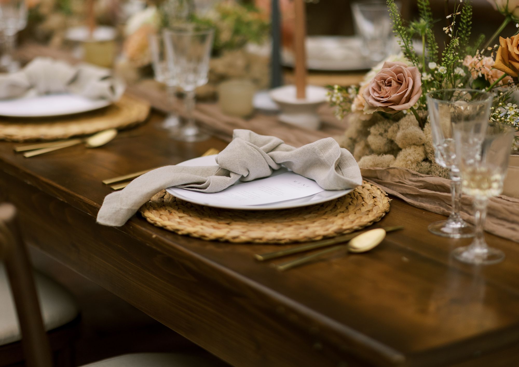 Mesa recién preparada para la celebración de una comunión