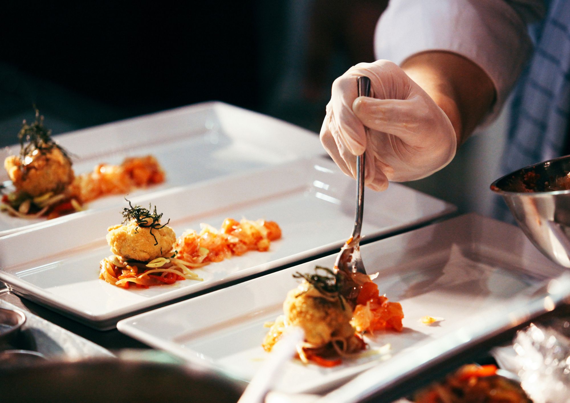 Preparando los platos de una comida de empresa en Terrassa