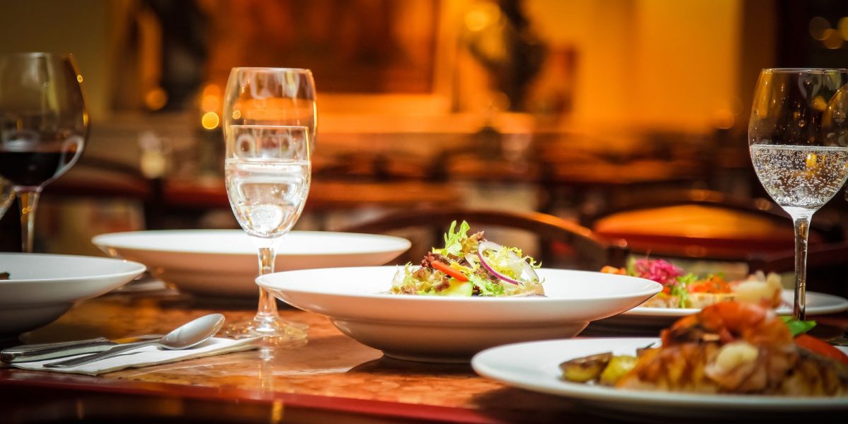 Platos preparados en el restaurante con menú de fin de semana