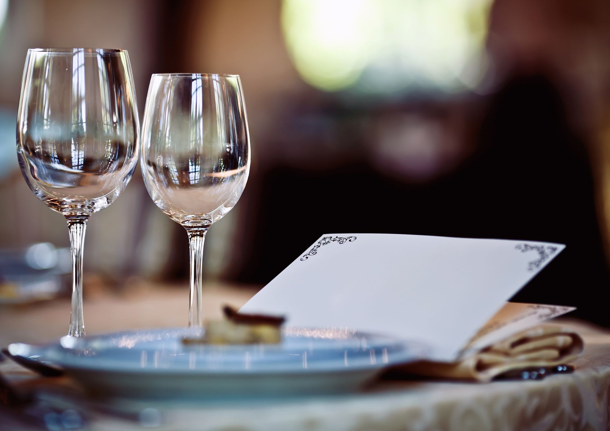 Mesa preparada en el restaurante con menú de fin de semana