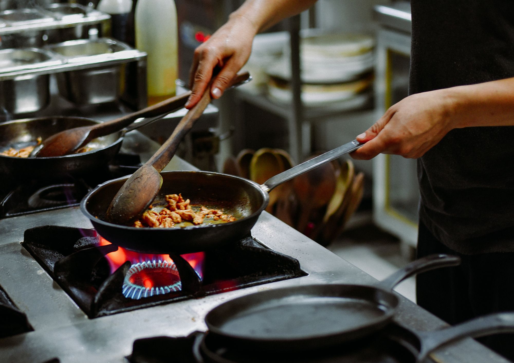 Preparando la comida en el restaurante con menú de fin de semana