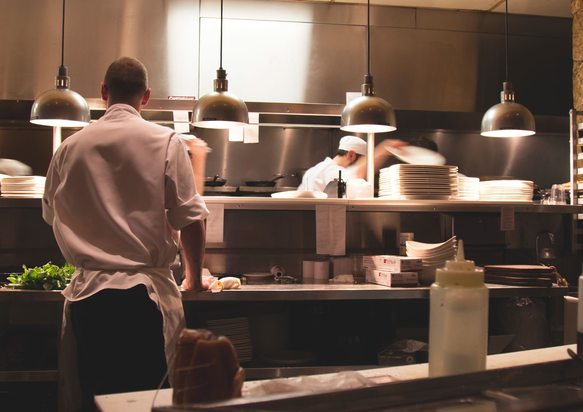 El cocinero de nuestro restaurante cerca de Terrassa preparando los platos