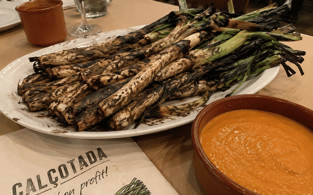 Calçots frescos a la parrilla en restaurante para calçotadas en Cerdanyola del Vallès