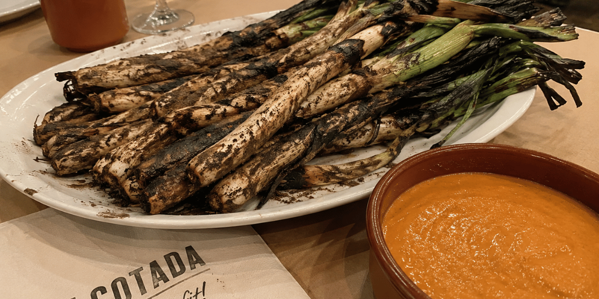 Calçots frescos a la parrilla en restaurante para calçotadas en Cerdanyola del Vallès