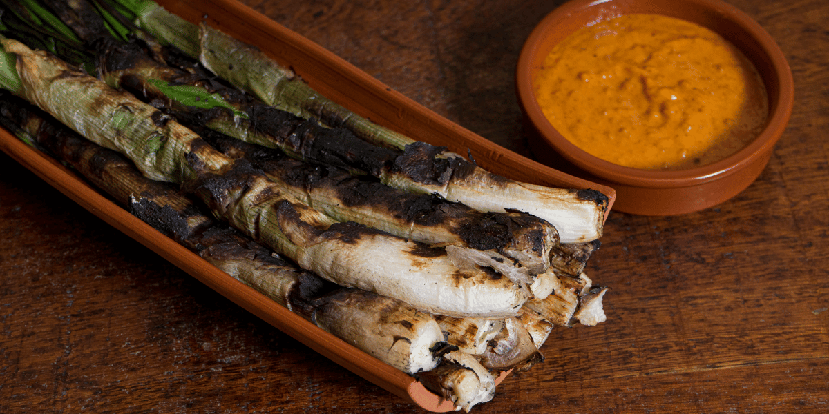 Mesa lista para disfrutar de la calçotada en restaurante para calçotadas en Cerdanyola del Vallès