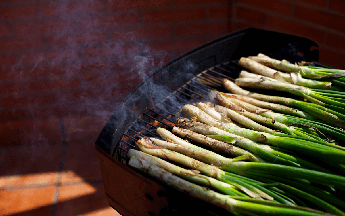 Platos tradicionales acompañando la calçotada en restaurante para calçotadas en Cerdanyola del Vallès