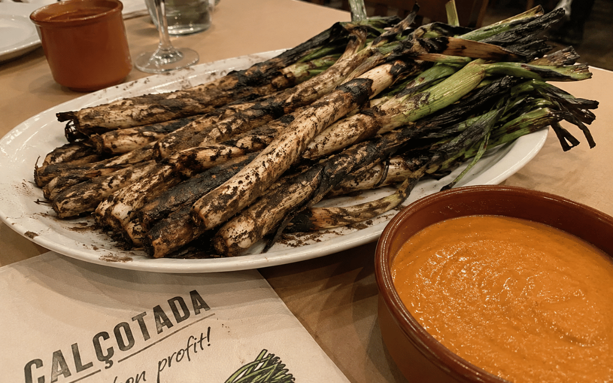 Calçots frescos a la parrilla en restaurante para calçotadas en Cerdanyola del Vallès