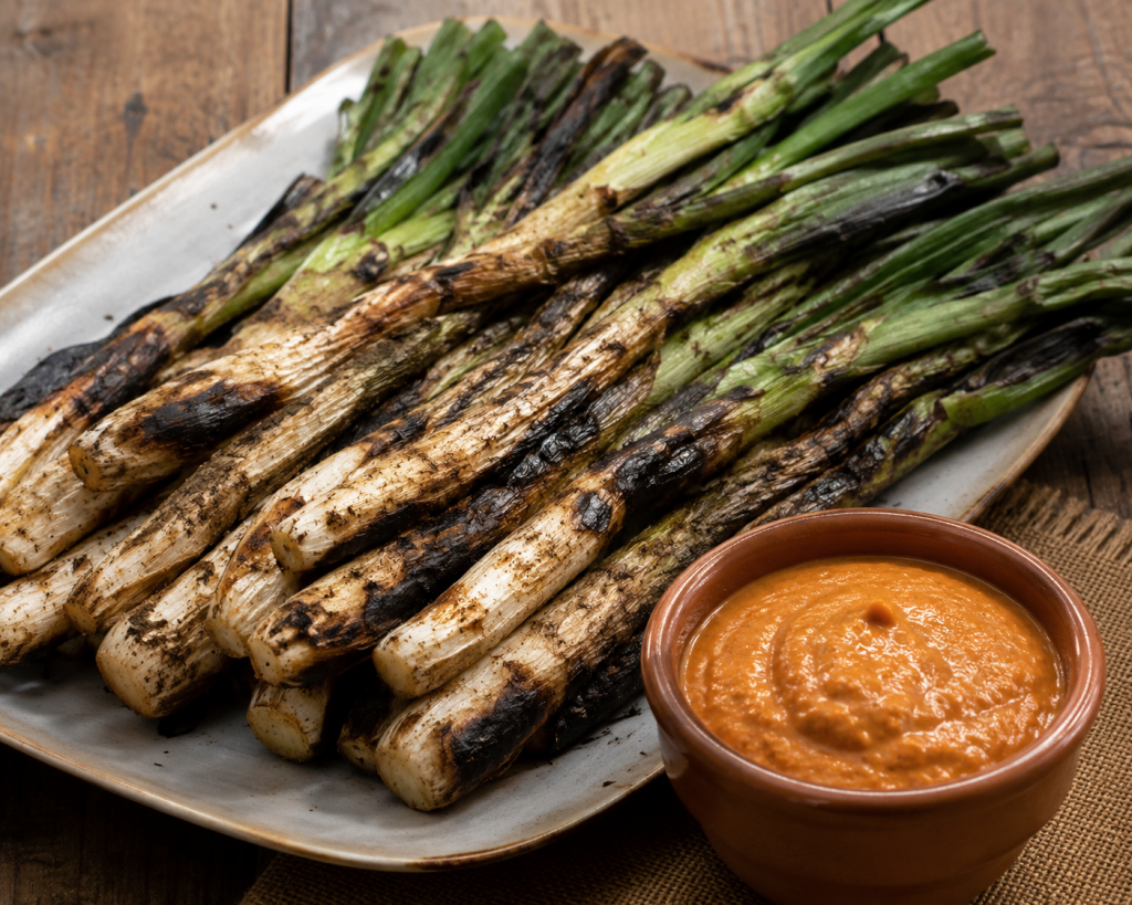 Calçots a la brasa con salsa romesco en restaurante de calçots en Cerdanyola del Vallès