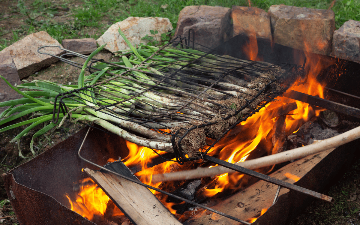 Calçotada tradicional en restaurante de calçots en Cerdanyola del Vallès