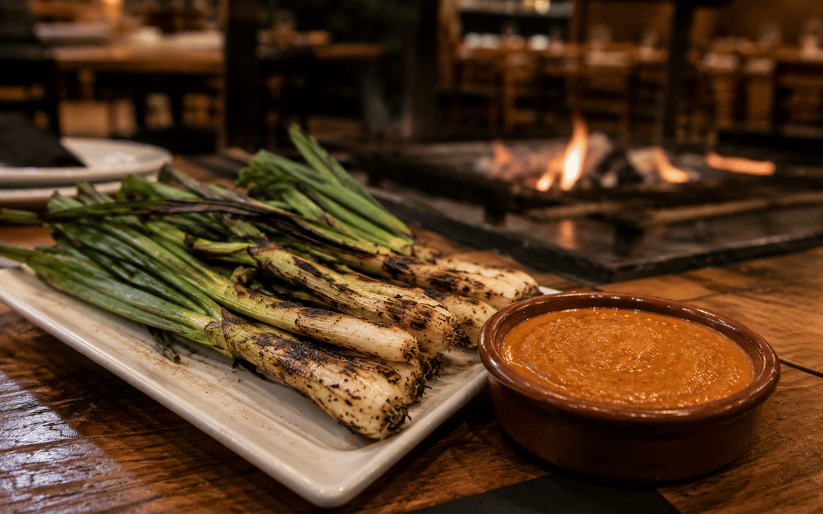 Mesa tradicional de calçotada en restaurante de calçots en Sabadell